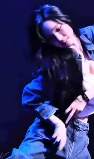 에스파 카리나 청청 패션 팬미팅 숙인 가슴골.mp4