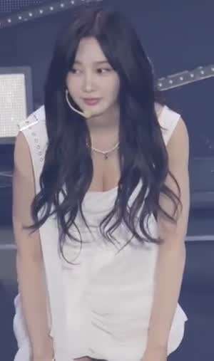 에스파 지젤 숙인 가슴골.mp4