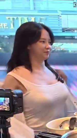 셔츠 벗는 배우 송지효 레이스 브라 비치는 흰 나시