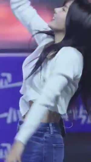 점프하는 권은비 화이트 반다나 허리라인 배꼽 노출 청바지 묵직한 출렁임.mp4