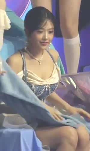 아이브 안유진 일어날때 가슴골 살짝.mp4