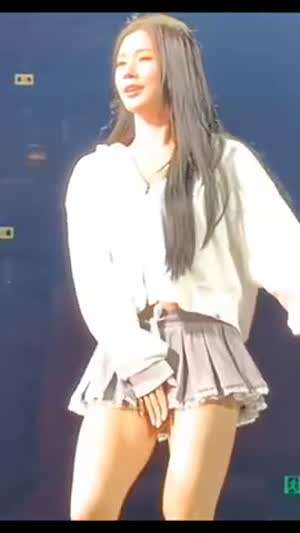 여자아이들 미연 가렸지만 다 노출해 버린 발차기.mp4