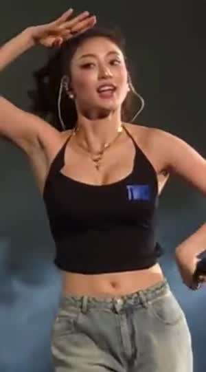 뛰어 다니면서 호응 유도하는 트와이스 지효 바운스