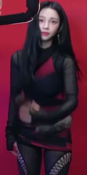 카리나 알록달록한 빨간 셔링 원피스 구멍 뚫린 검스 허벅지.mp4