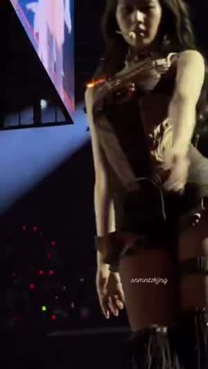 생동감 넘치는 1열에서 본 가슴 벨트 의상 트와이스 사나