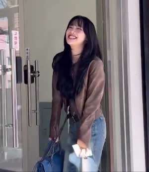 끼부리며 들어가는 앵콜팬사 출근길 츄