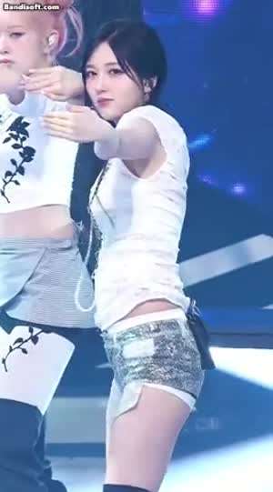 아이브 가을... 핫팬츠 하체 라인 ㄷㄷ.gif