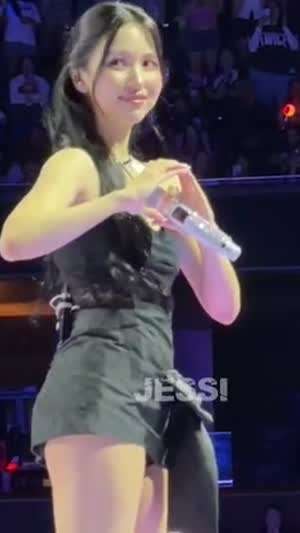 치마가 짧아서 신경쓰이는 트와이스 미나 검정 레이스 캐미솔