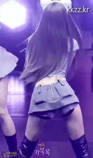 흔들리는 뒤태 키스오브라이프 하늘