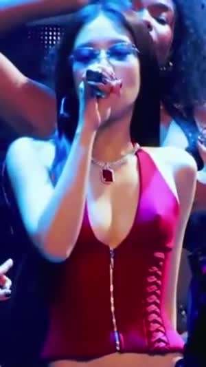 블핑 제니의 옷 위로 우뚝 솟아있는