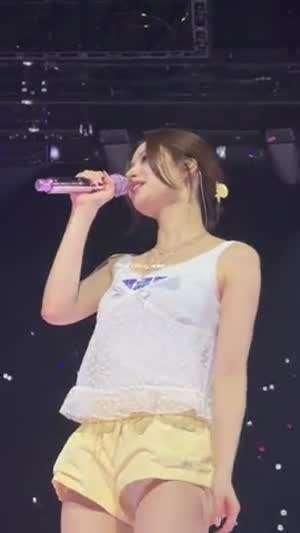 사나 화이트 시스루 캐미솔 + 노란 트렁크 틈새 흰속 허벅지.mp4