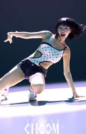 나띠 화이트 원오프숄더 모노키니 묵직한 가슴 + 청핫팬츠 엉벅지.mp4