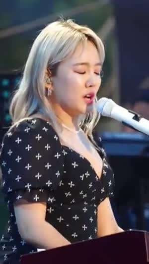 헐렁한 컵 찰랑이는 윗가슴 윤하가 부르는 스물다섯 스물하나.mp4