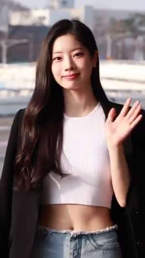 와이스 다현 공항패션 흰 골지 민소매 순두부 복근 배꼽.mp4