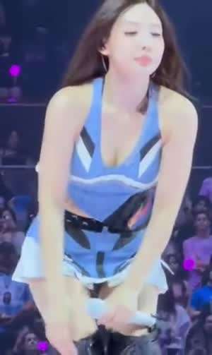 하늘색 나시 트와이스 나연 1열 팬서비스