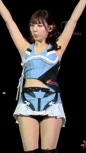 하늘색 의상 트와이스 나연 허벅지 나연