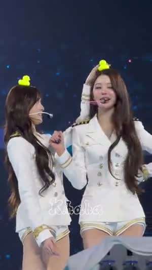 원영이 머리 위에 오리 인형 올리려다가 실패하고 빵 터진 이서 (아이브) ㅋㅋ