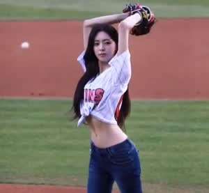 오늘자 골반좌 시구 (ITZY 유나)