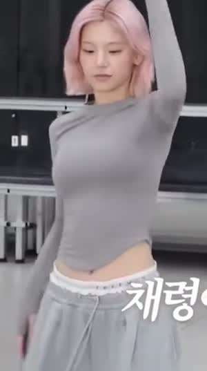 긴팔 회색옷 입고 안무연습하는 ITZY 예지