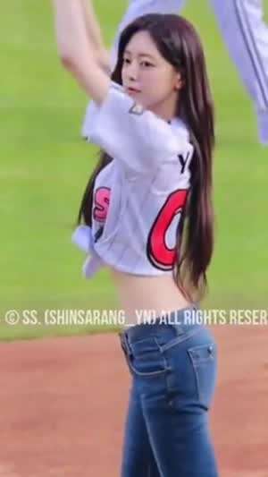 어제자 시구하고 응원석에서 춤추는 ITZY 유나 비주얼 몸매 (스압)