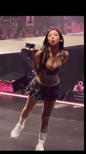 팬들한테 입술 내미는 나연...하늘색 젖소무늬 란제리룩 가슴골.mp4