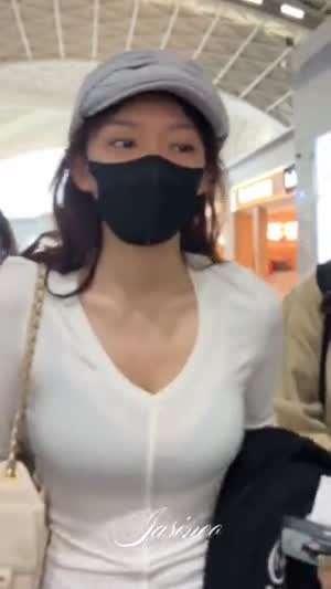 전 우주소녀 성소 시스루 흰티 비치는 검정 레이스 브라 V넥 거유 몸매.mp4