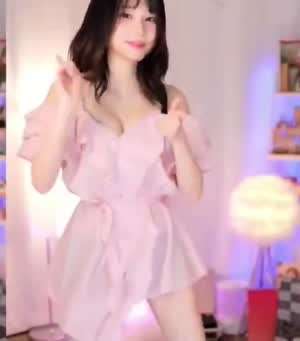 QWER 마젠타 회색 브라끈 노출 핑크색 원피스 가슴골.mp4