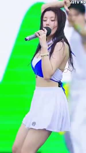 권은비 전참시 촬영중이라 밖에 입은 비키니 워터밤 젖은 머리.mp4