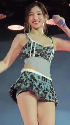 트와이스 나연 젖소 무늬 의상 통통 튀는 매력 윗가슴.mp4