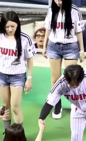 ITZY 유나  단상에 오른는 뒤태