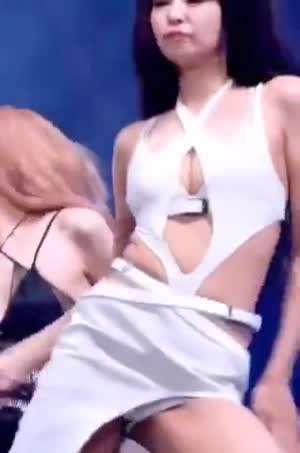 블랙핑크 제니 흰 반바지 헐렁한 틈 노출 레전드.mp4