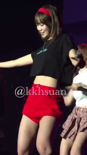 상큼상큼한 빨간 헤어밴드 검정 크롭티 르세라핌 김채원