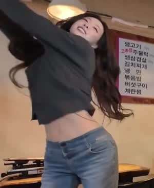 삼겹살 집에서 춤추는 ITZY 유나 잘록한 허리라인