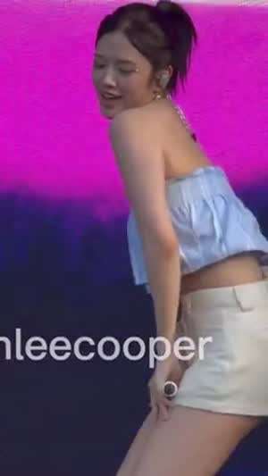 아이브 안유진 프릴 튜브탑 흰반바지틈 속바지.mp4