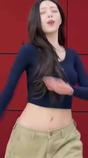 챌린지하는 크롭 긴팔티 ITZY 유나 예쁜 허리라인