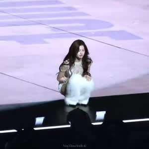 쪼그려 앉아서 바람 맞는 트와이스 사나 분위기