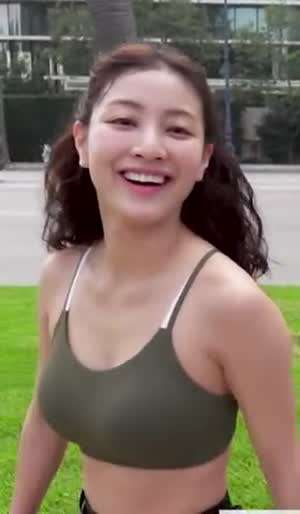 월드 투어 중간에 야외 운동하는 트와이스 지효 스포츠브라 레깅스핏