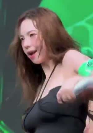 땀 흘리며 격렬하게 춤추는 카리나