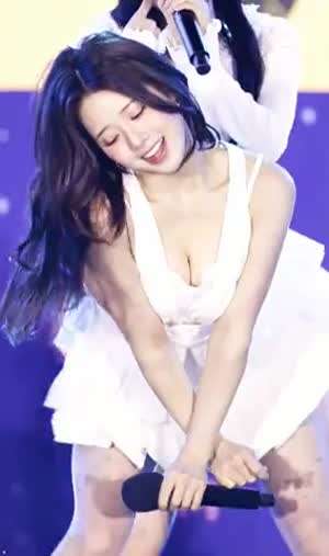 어제자 과감하게 숙이는 라잇썸 나영