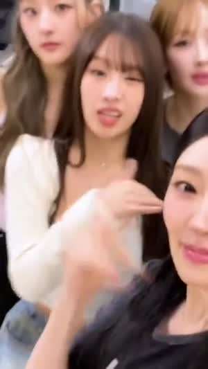 앞으로 숙이면서 달려오는 키스오브라이프 나띠