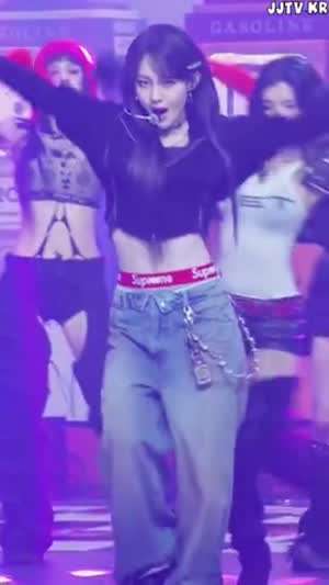 케플러 김채현 크롭 후드 팔들때 복근 배꼽 팬티 밴드 노출