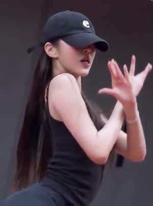 안무연습하는 검정 나시 아이브 장원영 수수한 모습