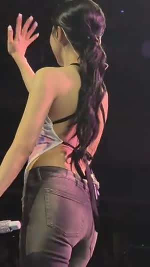 시원한 등 뽐내는 의상 트와이스 미나 청바지 뒤태