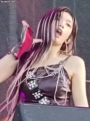아이브 이서.. 격한 무대 표정 ㄷㄷ.gif