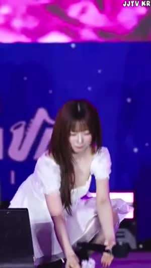 화이트 프릴 원피스 가슴골 살짝 라잇썸 히나