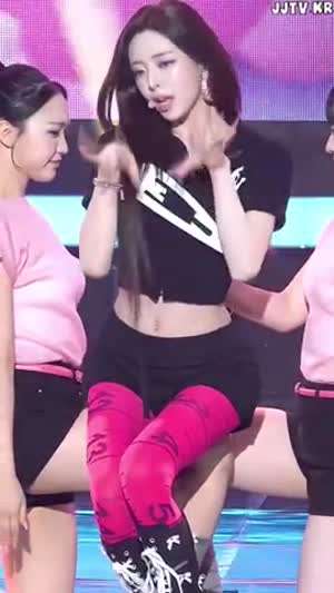 앞지퍼 크롭 후드 개미허리 골반 배꼽 노출 ITZY 유나