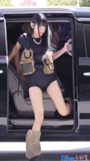 차에서 내리는 나띠..