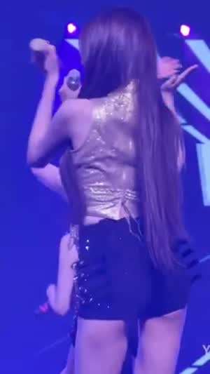 어제자 황금빛 아이브 장원영 뒤태