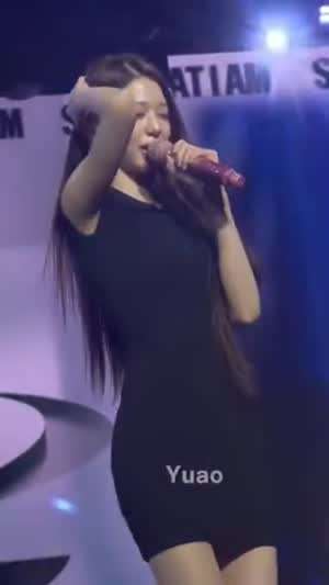 사운드체크하는 아이브 장원영 몸매굴곡이 드러나는 검정 카라 원피스