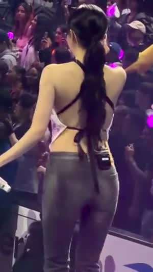 시원한 등짝 뽐내는 반전의상 트와이스 미나 청바지 뒤태